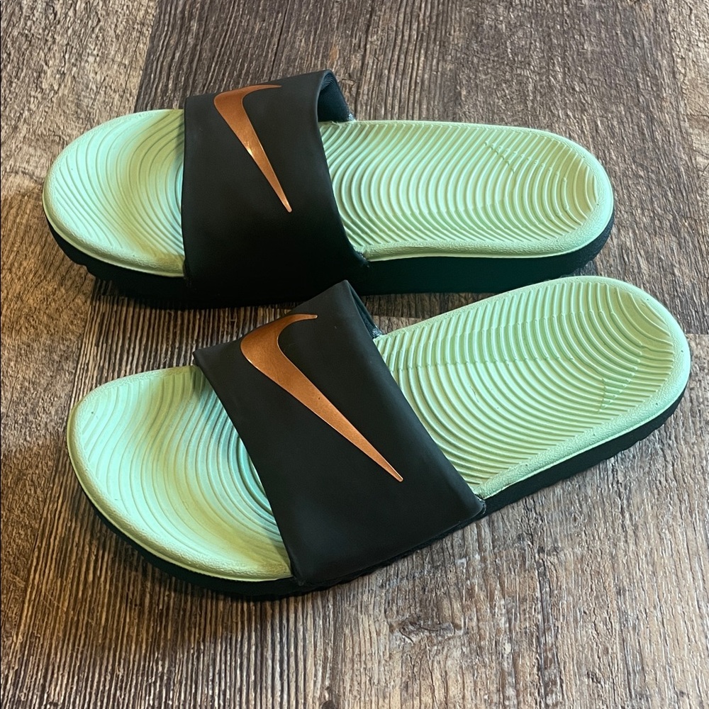 Nike Girls Black and Mint Green Slides - Picture 3 of 5